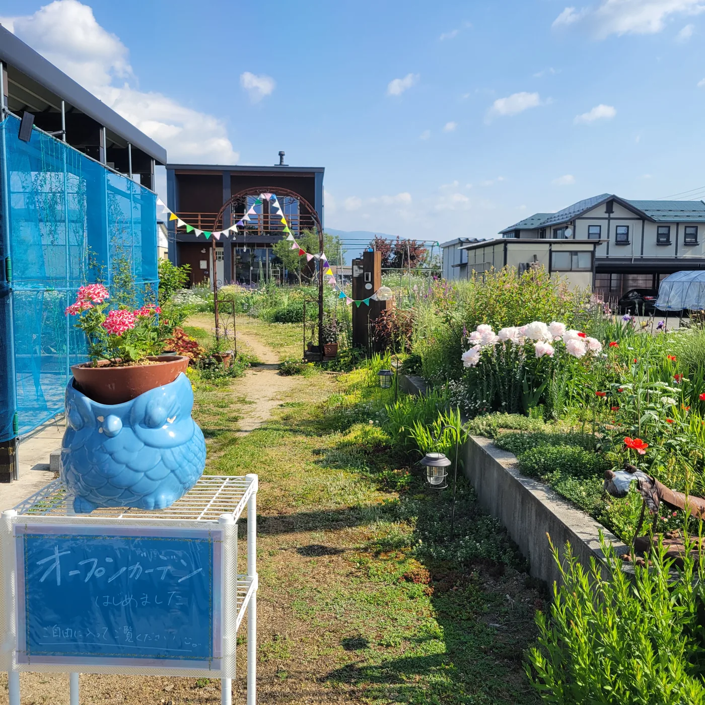 白いラックに載せた青い手書きの看板