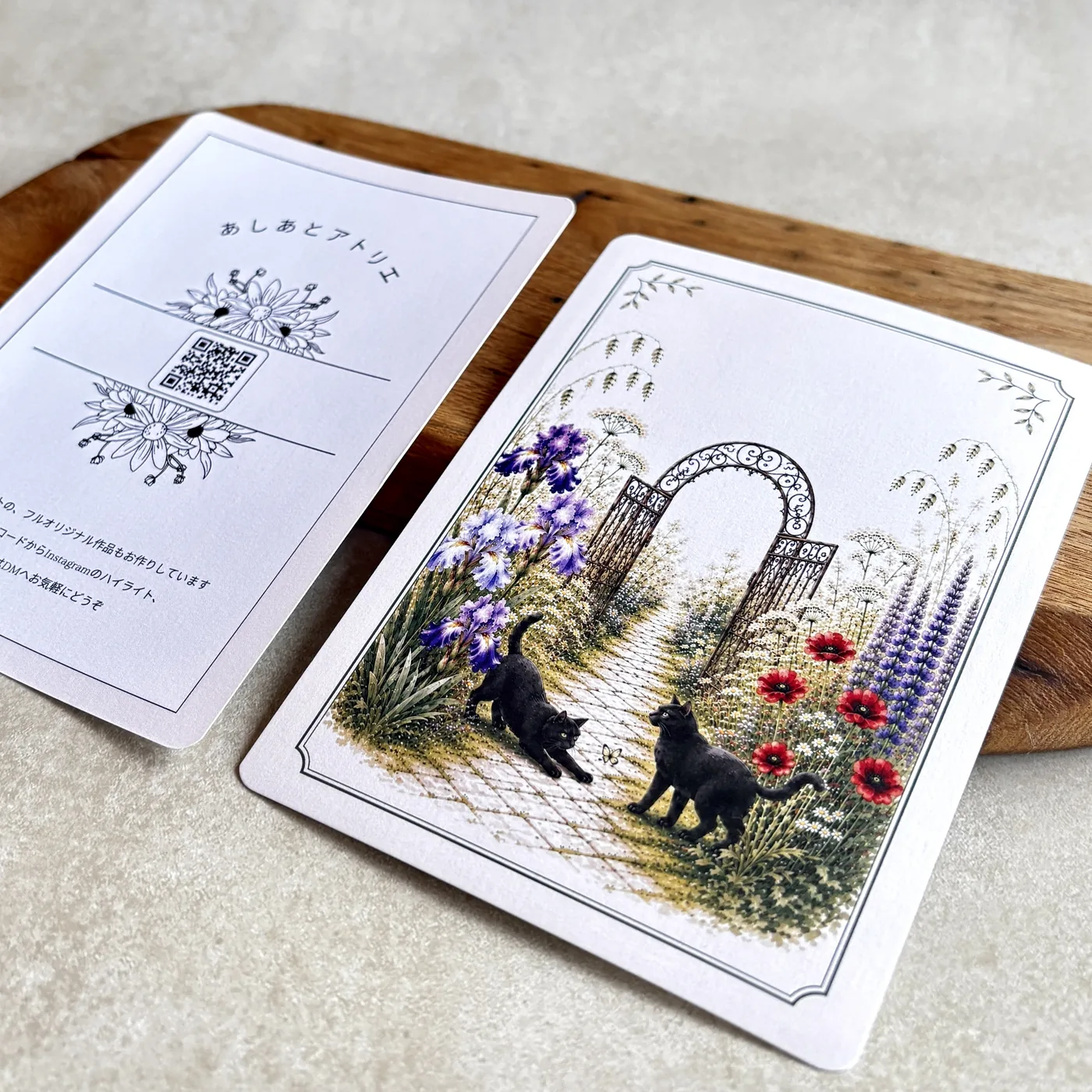 看板と同じ絵のカードの表と、屋号とQRコードが入った裏